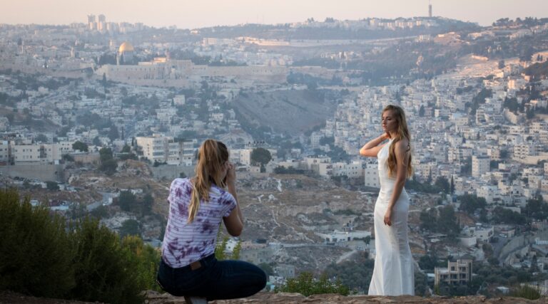 Les programmes visant à faciliter les mariages pandémiques dans les 2 plus grandes villes d'Israël reflètent les tensions autour des règles du mariage