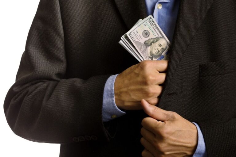 Les publicités de la campagne "Money Grubbing" ne sont pas antisémites - elles font de la politique comme d'habitude