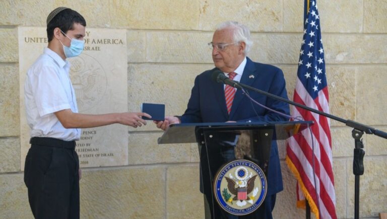 Menachem Zivotofsky, dont le nom figure dans deux affaires de la Cour suprême, obtient enfin un passeport indiquant "Jérusalem, Israël"