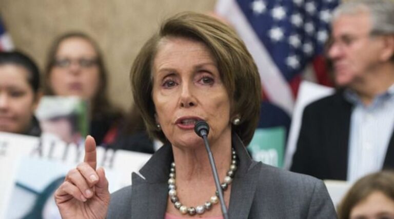 Pelosi demande à Omar de « s'excuser immédiatement » pour ses commentaires « antisémites »
