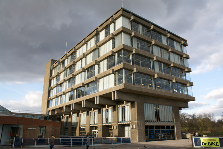 Plus de 200 étudiants votent contre l'approbation d'un club juif à l'université britannique