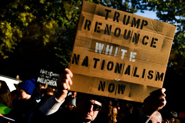 Pourquoi appeler les antisémites des « nationalistes blancs » leur donne en fait une couverture