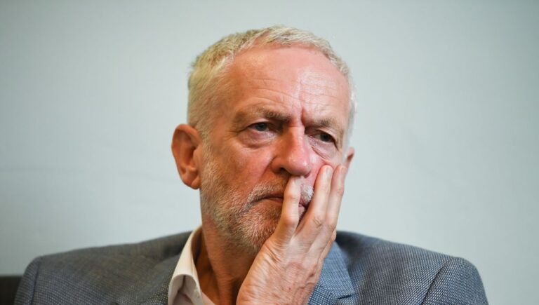 Pourquoi les sifflets de chien de Jeremy Corbyn sont aussi dangereux que l'antisémitisme réel