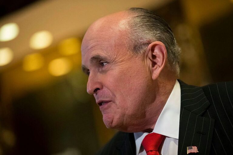 Rudy Giuliani pose avec un candidat nationaliste blanc