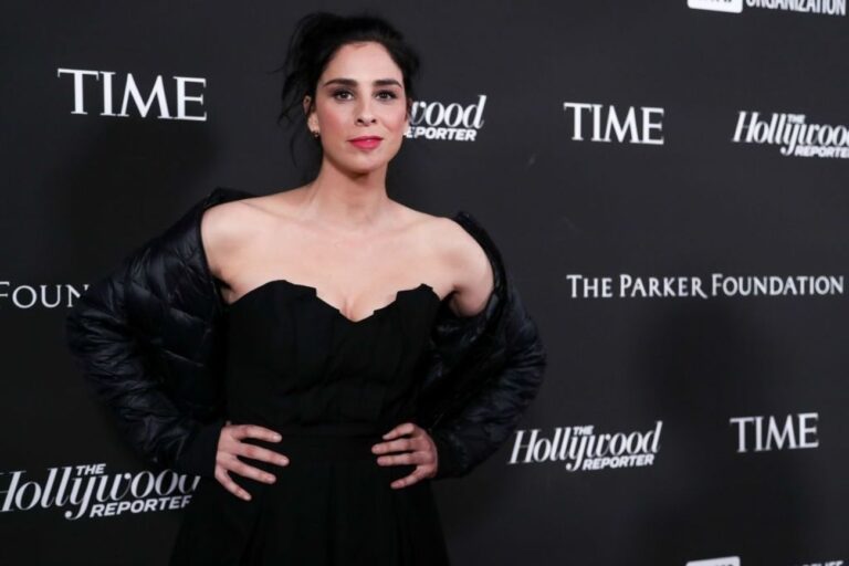 Sarah Silverman dit qu'en tant que seule enfant juive à l'école, elle se sentait comme un "singe poilu"
