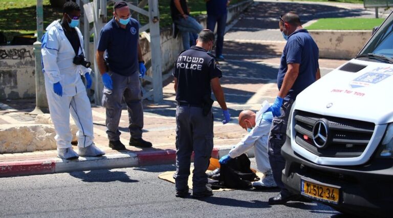 Un Juif de 39 ans tué dans une attaque au couteau palestinienne dans la banlieue de Tel Aviv