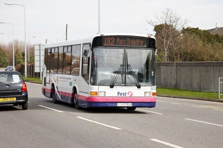 Un jeune garçon frappé à l'œil lors d'une attaque antisémite contre un bus au Pays de Galles