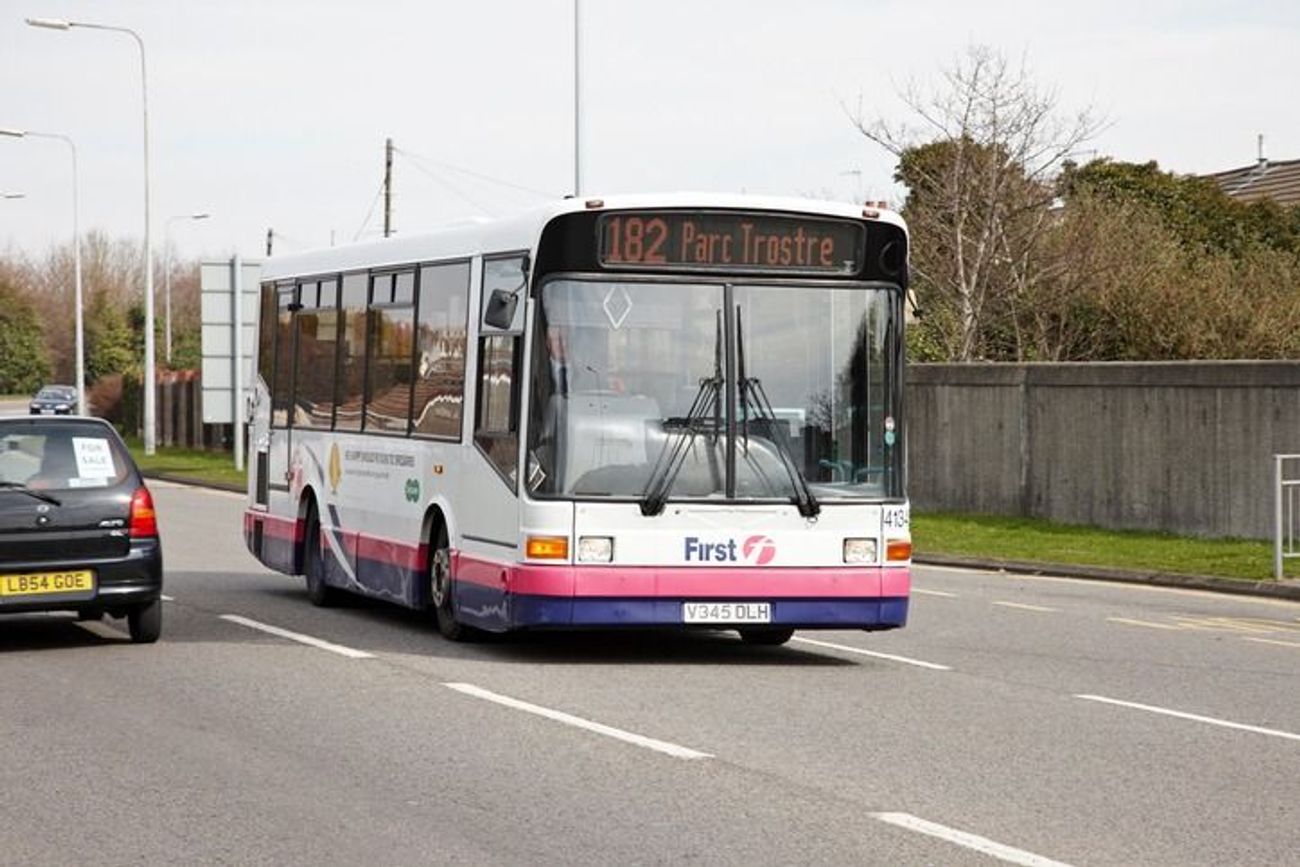 Un jeune garçon frappé à l'œil lors d'une attaque antisémite contre un bus au Pays de Galles