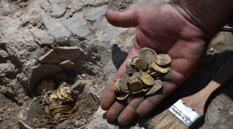 Un trésor de pièces de monnaie islamiques en or du IXe siècle retrouvé enterré dans le centre d'Israël