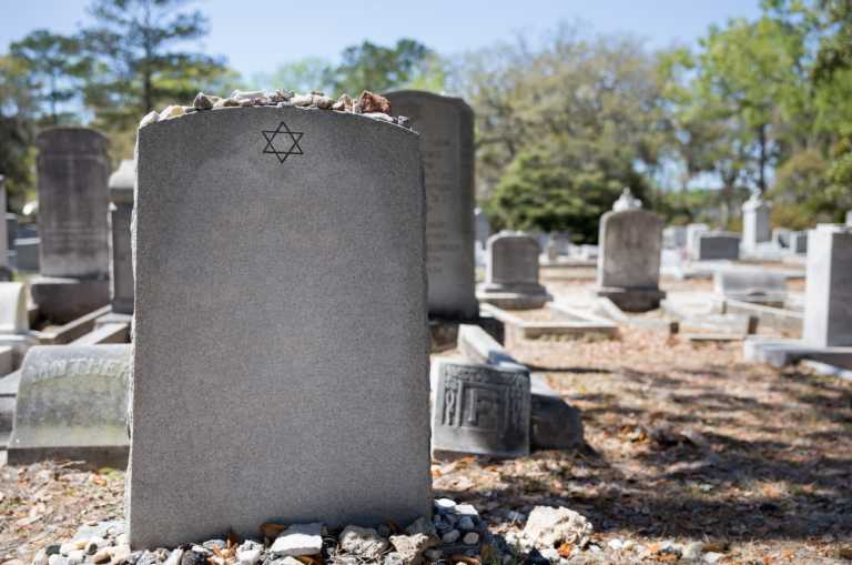 Une bombe artisanale découverte sur une pierre tombale dans un cimetière juif du New Jersey