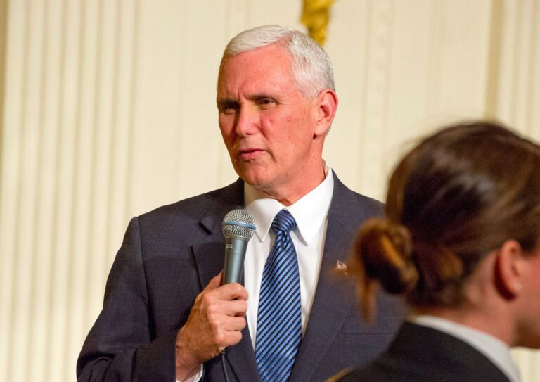 REGARDER : "Les actes d'antisémitisme doivent cesser", déclare Pence