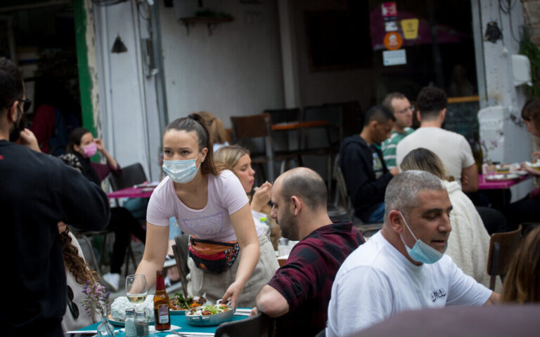 Israelis at a cafe in Tel Aviv on March 11, 2021. (Miriam Alster/FLASH90)