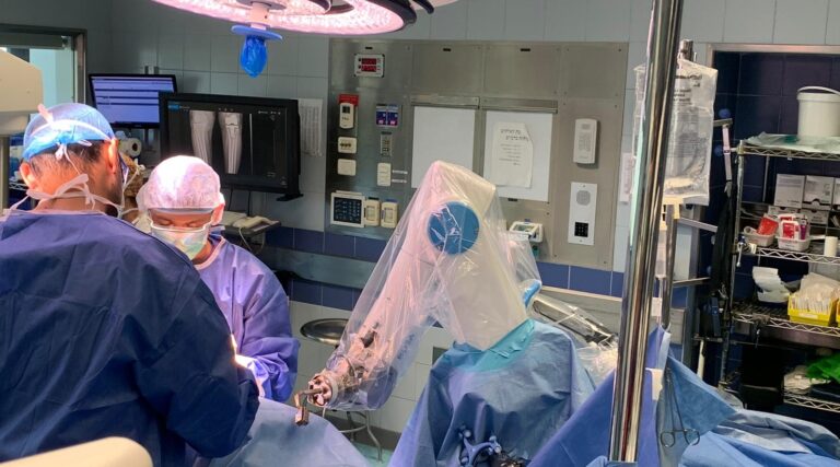 Submergés par les besoins liés à la pandémie, les médecins israéliens reçoivent de l'aide d'une source improbable : des robots