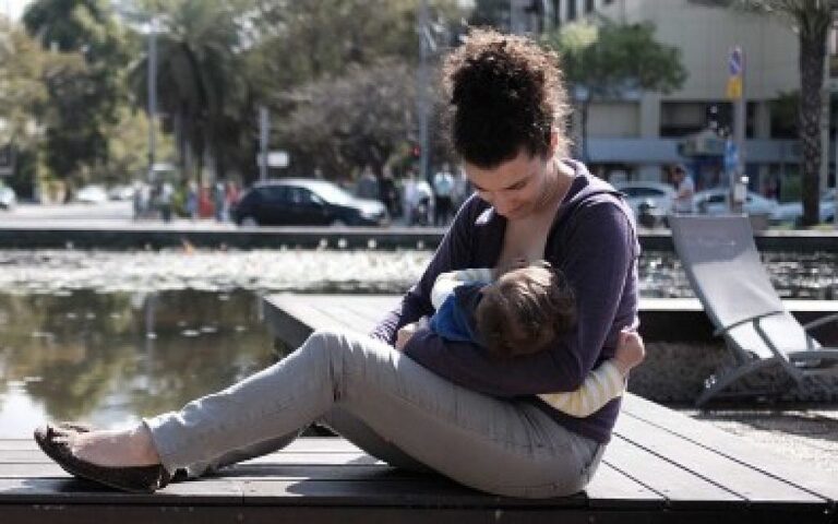 Une petite étude israélienne découvre des anticorps anti-virus dans le lait maternel de mères vaccinées