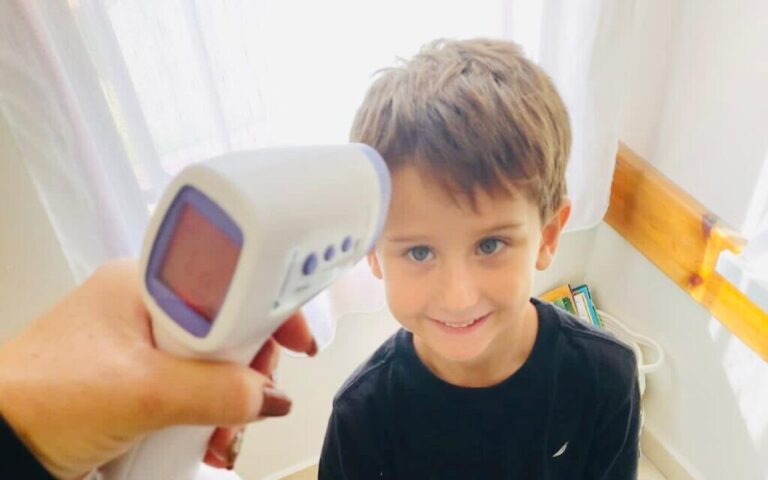 Avec des enfants non vaccinés, la technologie israélienne vise à prévenir les épidémies scolaires