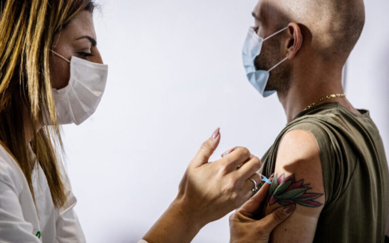 Les experts demandent instamment une dose de transparence alors que les données médicales sont échangées avec Pfizer pour les vaccins