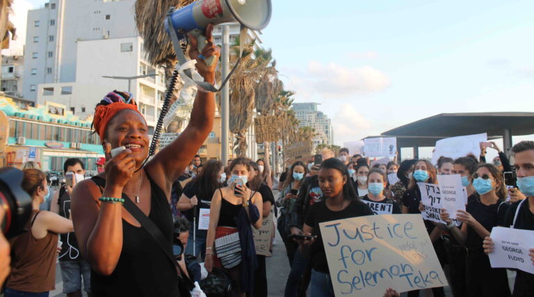 Des centaines d'Israéliens, en colère contre la violence policière à la maison, protestent contre le meurtre de George Floyd à Tel Aviv
