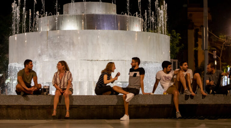 Marchés fermiers de quartier, cocktails à emporter et art en ligne : la réponse très israélienne de Tel Aviv au fait de rester chez soi