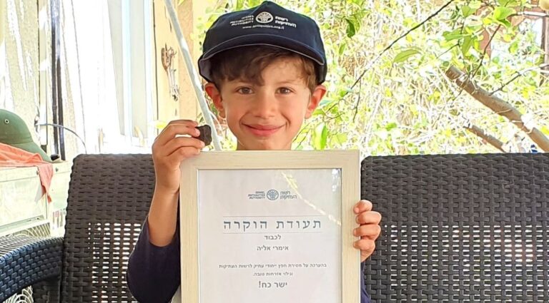 Un Israélien découvre une ancienne tablette lors d'un voyage en famille dans le sud d'Israël