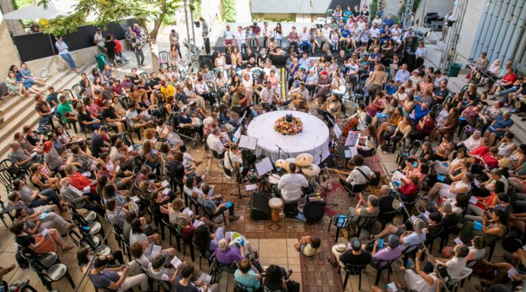 Le Beit Avi Chai de Jérusalem lance un programme d'étude en ligne de Chavouot pour les Juifs du monde entier