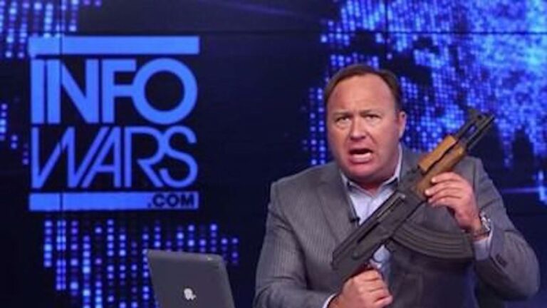 Alex Jones accusé d'antisémitisme et de harcèlement sexuel