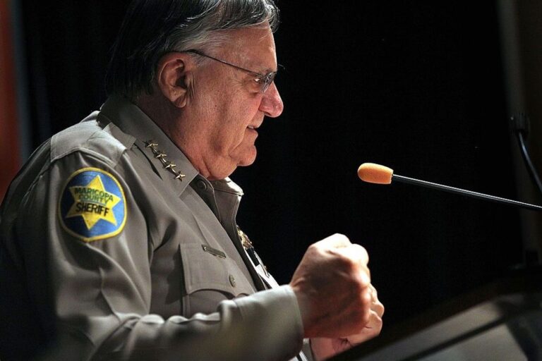 Arpaio affirme qu'il ne savait pas que le magazine était antisémite - après la cinquième interview