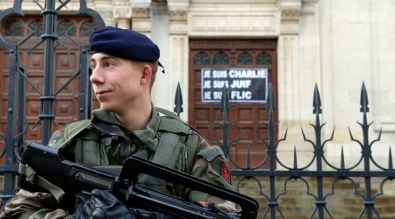 Des adolescents arabes arrêtés pour avoir battu un garçon juif devant une synagogue française