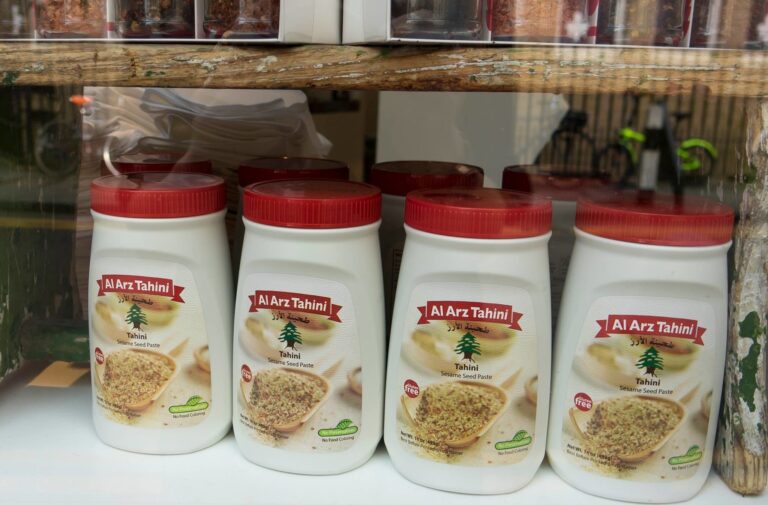 Des diplomates israéliens achètent 600 livres de tahini pour soutenir une femme d'affaires arabo-israélienne frappée par le boycott