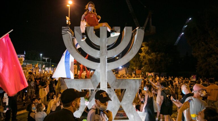 Des milliers de manifestants contre Netanyahu à Jérusalem, dont une femme aux seins nus