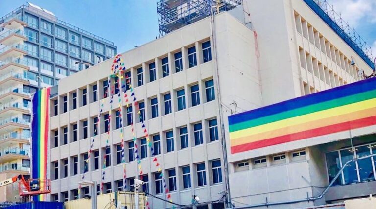 Jérusalem retire la bannière Pride du bâtiment de l'ambassade des États-Unis au-dessus des règlements de signalisation