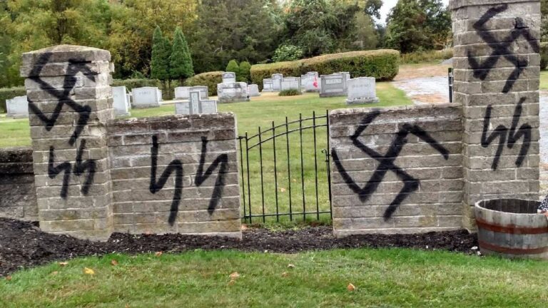 Jusqu'à 200 pierres tombales vandalisées avec des croix gammées dans un cimetière de l'Illinois