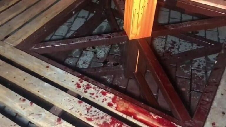 La menorah de Kiev vandalisée avec une croix gammée et aspergée de "sang"