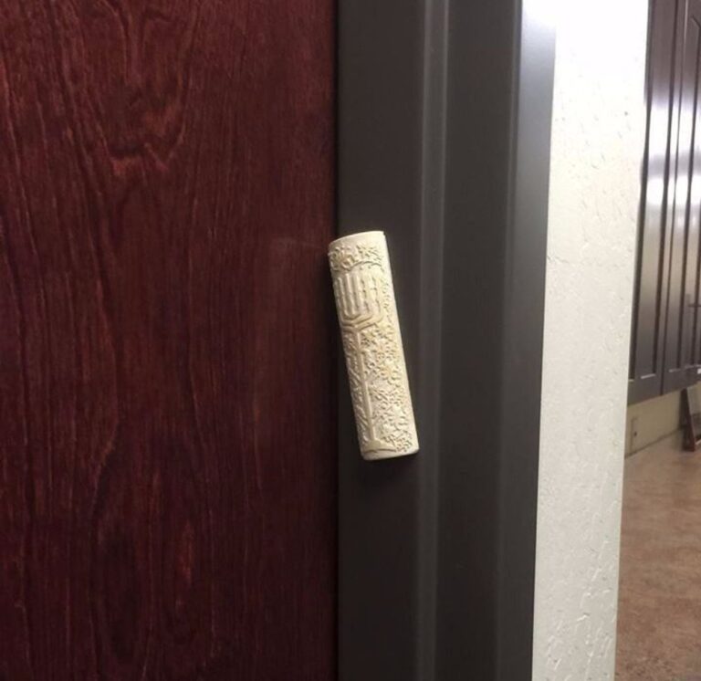 La police du Montana garde fièrement la Mezuzah, un an après l'échec de la marche nazie
