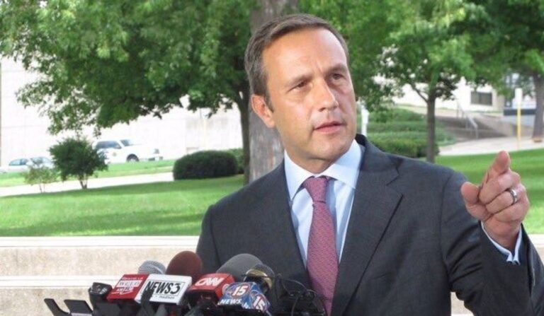Le candidat au Congrès Paul Nehlen lit "l'universitaire préféré" des néonazis