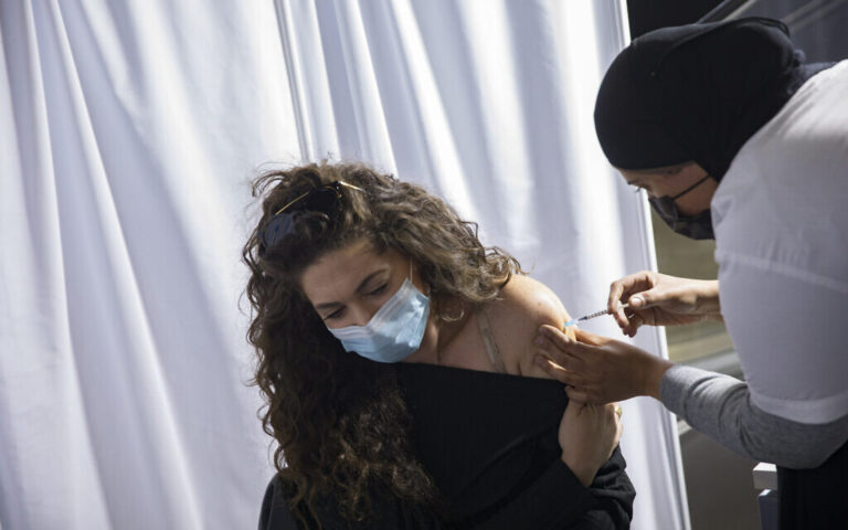 Le plus grand HMO d'Israël découvre que les vaccins sont efficaces à 92 % pour prévenir les maladies graves