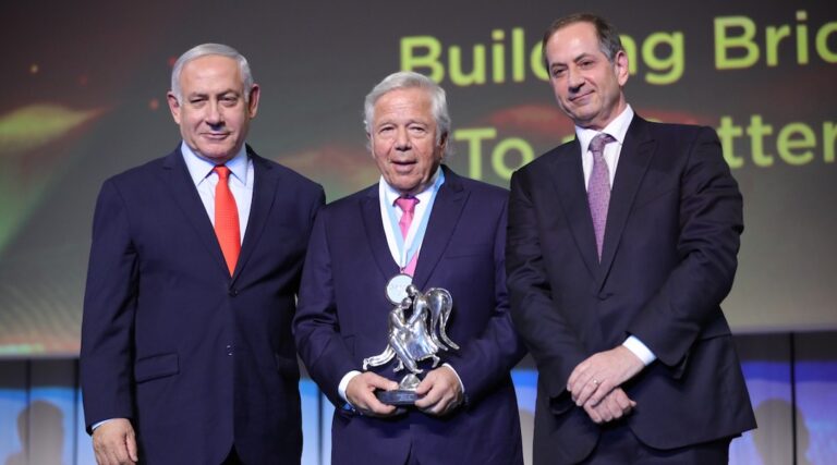 L'engagement de Robert Kraft qui a lancé une campagne visant à délégitimer Israël accorde 26 subventions
