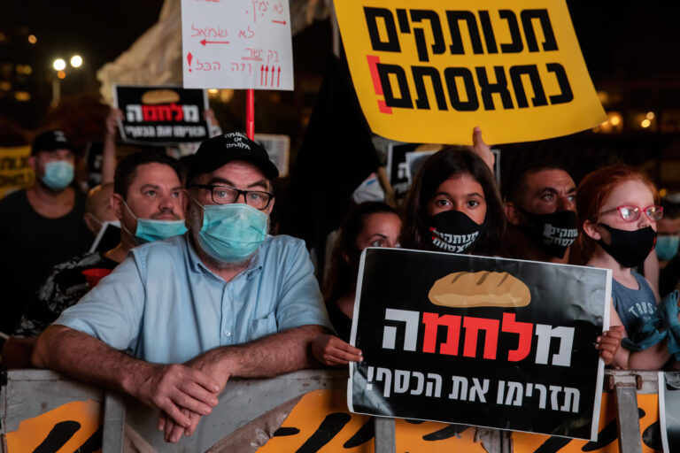 Les Israéliens manifestent contre la réponse du pays à la crise économique alors que les cas de COVID-19 augmentent