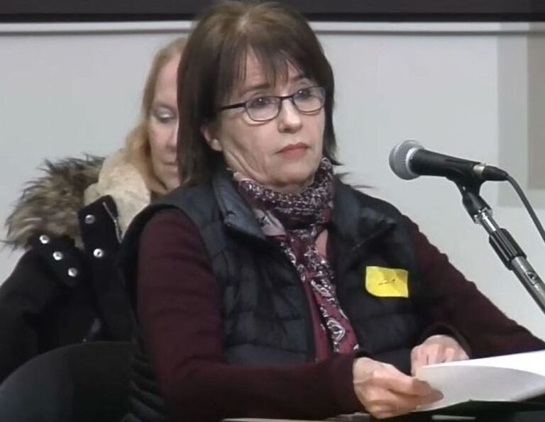 Les Montréalais portent des insignes jaunes pour protester contre les autobus scolaires juifs