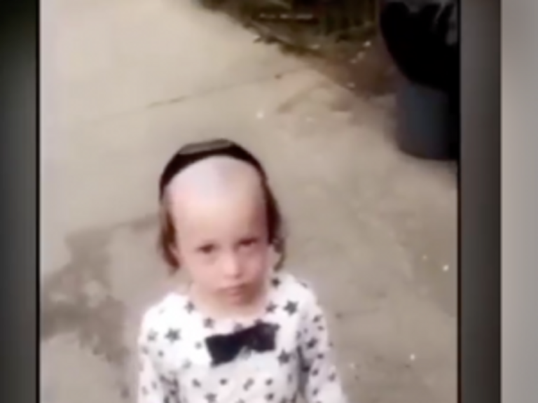 REGARDER: Un homme s'excuse pour une vidéo virale narguant un enfant hassidique