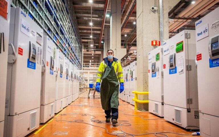 Teva dit qu'il est en pourparlers avec les fabricants de vaccins COVID pour aider à produire des vaccins