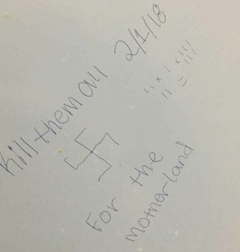 "Tuez-les tous", une croix gammée trouvée sur le mur de la salle de bain du lycée de l'Ohio