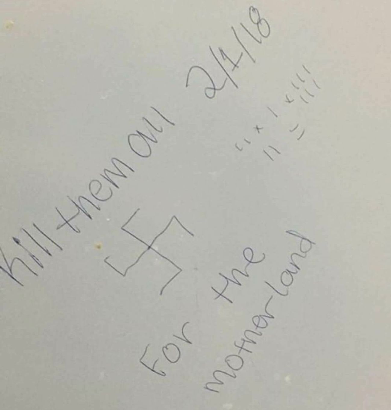 "Tuez-les tous", une croix gammée trouvée sur le mur de la salle de bain du lycée de l'Ohio