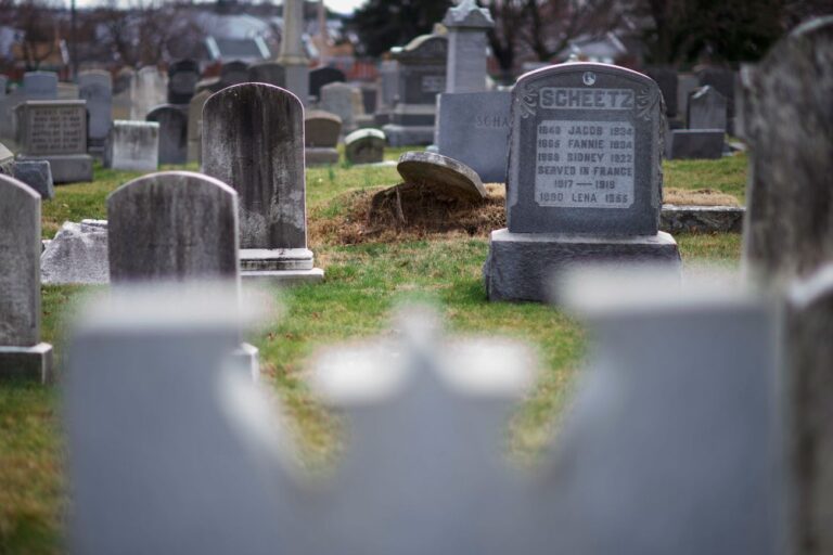 Un cimetière juif vandalisé près de Paris