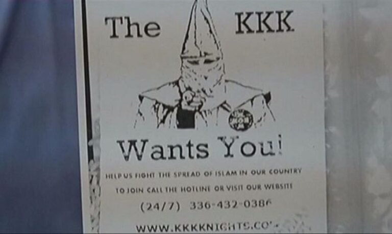 Un homme surpris par une caméra de sécurité en train de publier des dépliants de recrutement du KKK