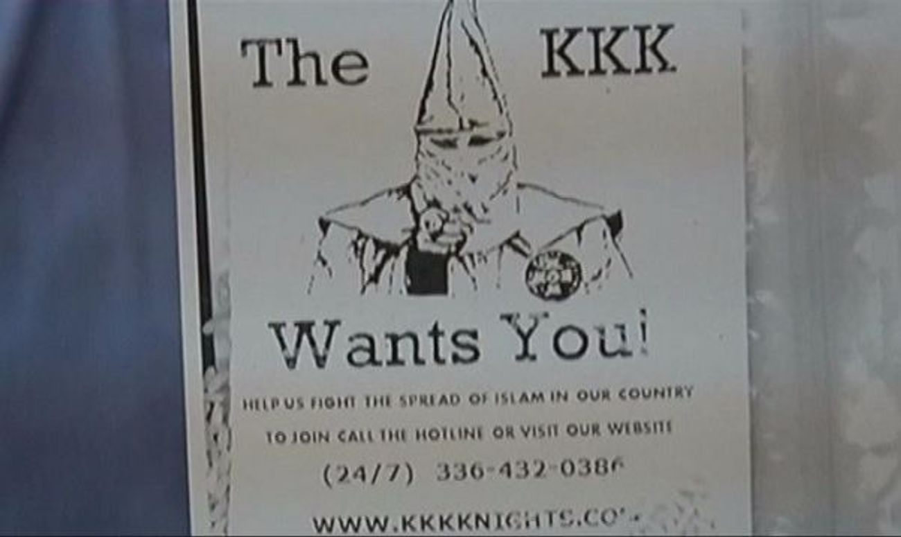 Un homme surpris par une caméra de sécurité en train de publier des dépliants de recrutement du KKK