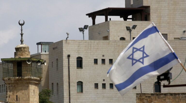 Un soldat israélien sauve un Palestinien attaqué par une foule juive à Hébron