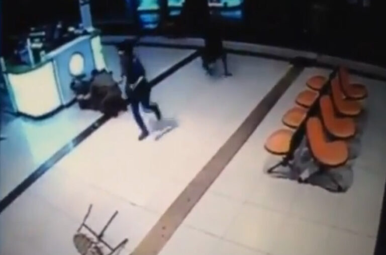 Un tribunal israélien acquitte 2 hommes qui ont battu à mort un demandeur d'asile érythréen après l'avoir pris pour un terroriste