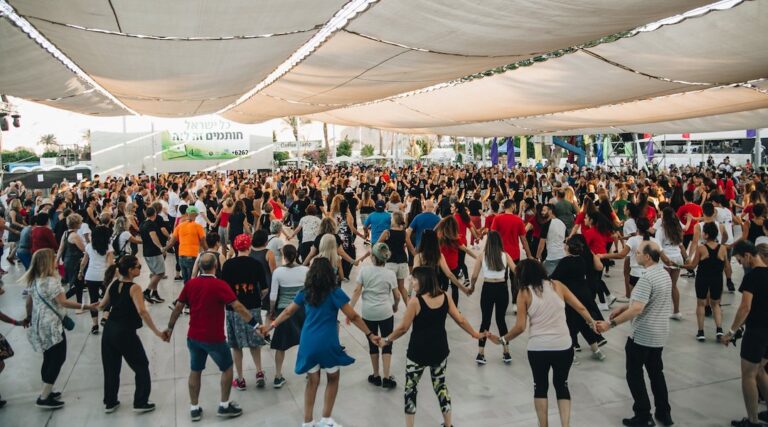 Le COVID-19 n'a pas arrêté l'une des passions nationales d'Israël : la danse folklorique