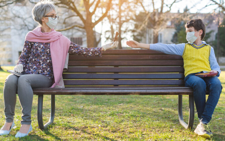 Jusqu'au vaccin, faites vivre séparément les plus de 55 ans pour sauver des vies, selon une recherche israélienne