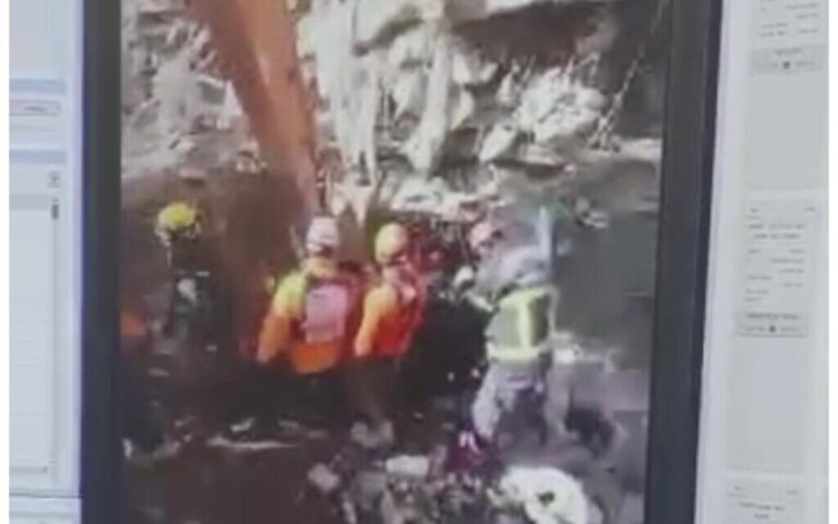 Les premiers intervenants israéliens en Turquie utilisent la technologie en temps réel pour les soins à distance aux victimes